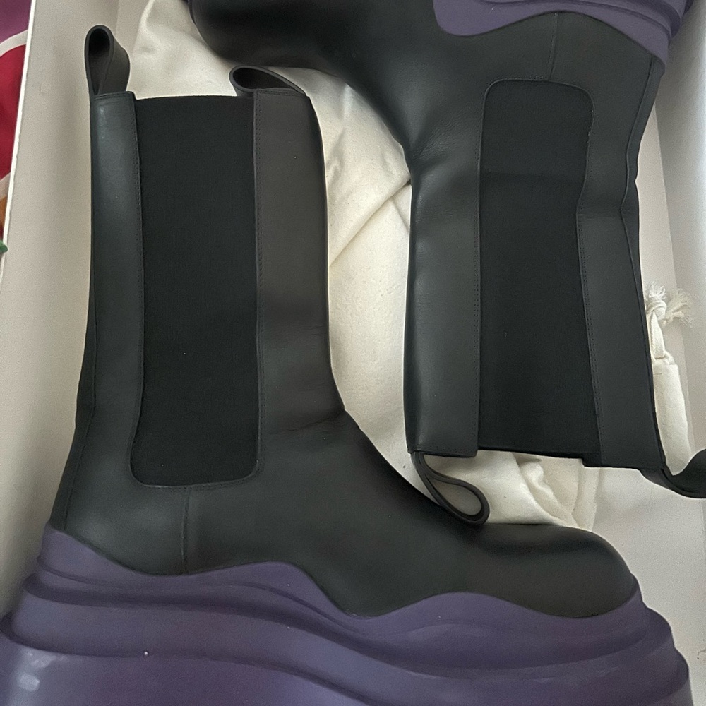 Bottega Veneta Tire Chelsea Boots